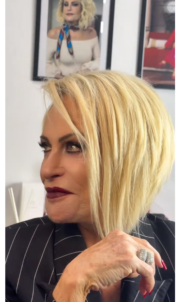 De um lado, uma franja longa dá mais amplitude ao corte, deixando um visual bem jovial