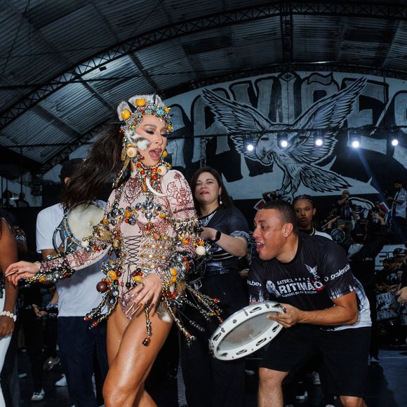 Sabrina Sato em look extravagante para ensaio da Gaviões da Fiel