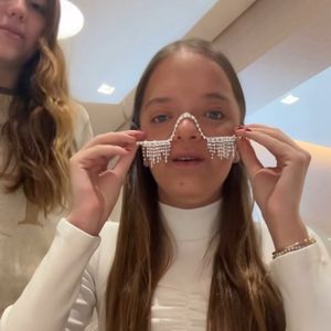 Rafa Justus revelou que, mesmo inusitado, usará os óculos para ir a festivais e shows