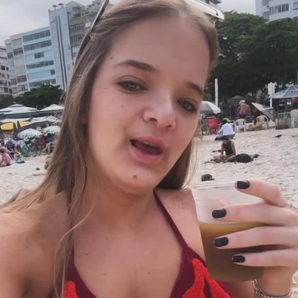 Rafaella Justus escolheu um biquíni com aplicações de crochê. A parte de cima é decorada em formato de corais na cor laranja