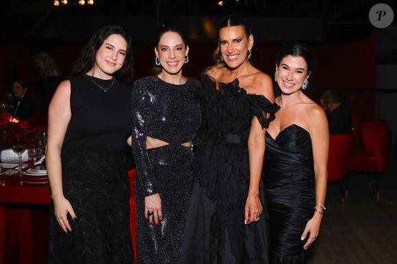 Filhas de Silvio Santos, Silvia e Renata Abravanel foram à festa de Natal da decoradora Andrea Guimarães