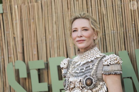 Na cena, a atriz Cate Blanchett aparece jogando ddakji, o jogo que dá passaporte para o 'Squid Game', em uma rua de Los Angeles