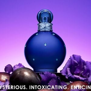 Criado pela perfumista Caroline Sabas, o Midnight Fantasy traz orquídea, íris e frésia no coração, além de baunilha, almíscar e âmbar no fundo