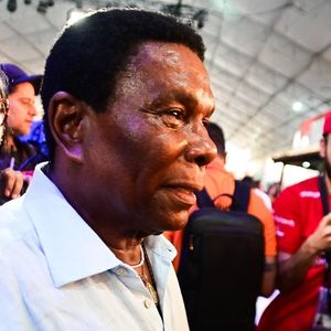 Neguinho da Beija-Flor admitiu ter se atrapalhado ao se lançar apresentador de TV perto do Carnaval de 1990