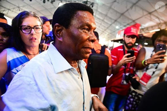 Neguinho da Beija-Flor admitiu ter se atrapalhado ao se lançar apresentador de TV perto do Carnaval de 1990