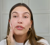 Uma prateleira cheia de cosméticos não é garantia de uma pele mais saudável. Segundo a dermatologista Larissa Oliveira, da Onne Clinic (RJ), um dos erros mais frequentes é acreditar que "uma rotina com mais produtos necessariamente será mais eficaz". Na prática, o excesso de produtos e ativos pode aumentar o risco de irritação, ressecamento e sensibilização da pele