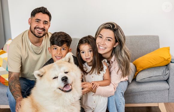 Quando as crianças ajudam nas tarefas domésticas, não só ganham autonomia, mas também sentem que contribuem para o núcleo familiar