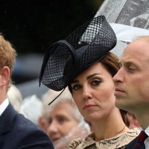 Uma arma de fogo estava próxima à prima de Príncipe William e Príncipe Harry encontrada morta