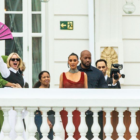 Na nova série que veio divulgar, "Tudo É Justo", Kim vive uma advogada de divórcios envolvida em casos polêmicos e relações complexas.