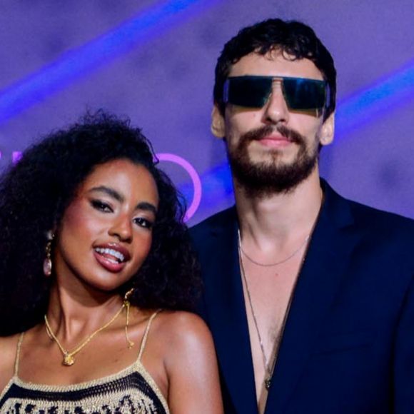 Casal puro estilo de 'Mania de Você'! Com saia em look, Jaffar Bambirra causou surpresa ao assumir namoro com Gabz: 'Amigos disseram: 'Ué, mas vocês já estavam namorando, né?''