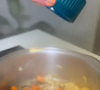 Para fazer a receita, comece preparando o molho com aparas da carne e legumes em uma panela grande