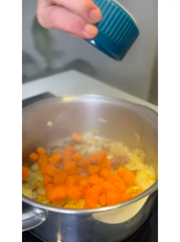 Para fazer a receita, comece preparando o molho com aparas da carne e legumes em uma panela grande