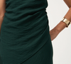 O tecido em crepe e a modelagem fluida fazem do look verde-musgo da Renner uma escolha confortável para eventos ao ar livre, sem perder o aspecto sofisticado