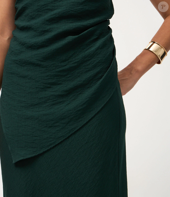 O tecido em crepe e a modelagem fluida fazem do look verde-musgo da Renner uma escolha confortável para eventos ao ar livre, sem perder o aspecto sofisticado