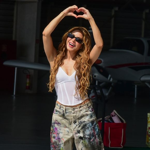 Shakira desembarca no Brasil em meio a drama nos bastidores após equipe correr contra o tempo para garantir chegada de figurinos ao Rio antes do show gratuito deste sábado, de acordo com informações divulgadas pela equipe da artista