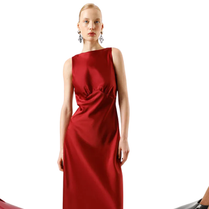 Para quem quer fazer da estreia de 'O Diabo Veste Prada 2' uma ocasião especial, o vestido longo vinho surge como aposta certeira e sofisticada