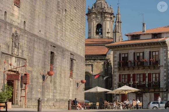 A Igreja de Nuestra Señora de la Asunción y del Manzano foi construída nos séculos XV e XVI em estilo gótico e fica em um ponto elevado da cidade, de modo a oferecer uma vista do rio Bidasoa, da baía e até da fronteira com a França