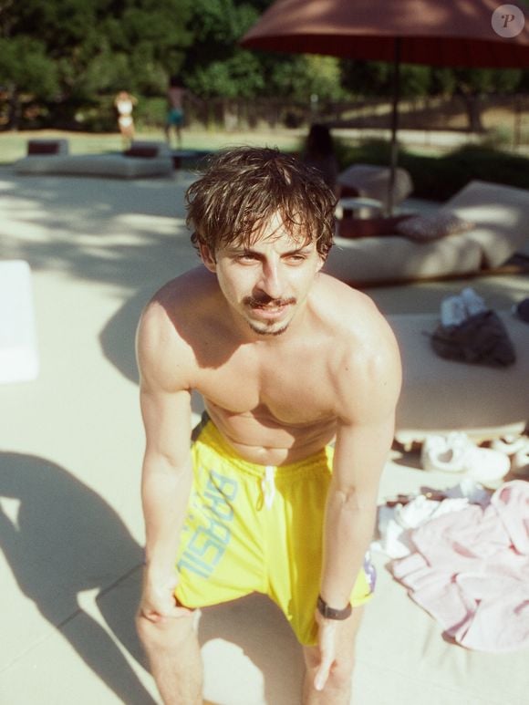 Moises Arias faz sucesso com sua beleza nas redes sociais e conquista cada vez mais fãs