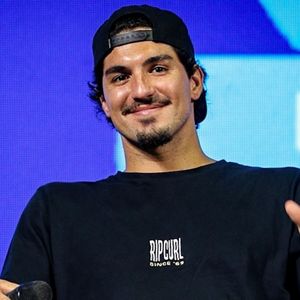 Mesmo vivendo um momento de luto, Gabriel Medina mantém a agenda esportiva. De acordo com o ge, o surfista embarca para Teahupoo, no Taiti, onde disputará a próxima etapa do Circuito Mundial da WSL