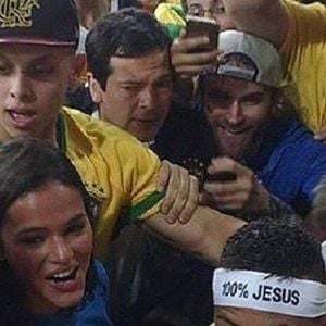 Usando a faixa, Neymar invadiu a arquibancada do Maracanã para abraçar Bruna Marquezine, com quem reatou o namoro