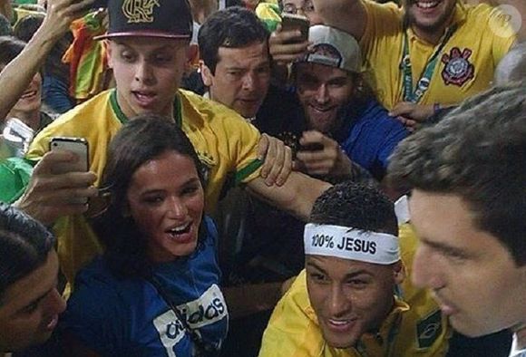 Usando a faixa, Neymar invadiu a arquibancada do Maracanã para abraçar Bruna Marquezine, com quem reatou o namoro