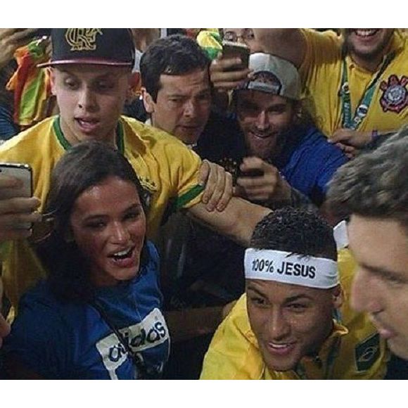 Usando a faixa, Neymar invadiu a arquibancada do Maracanã para abraçar Bruna Marquezine, com quem reatou o namoro