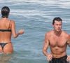 Bruna Marquezine, de biquíni, e Shawn Mendes tomaram banho de mar em praia do Rio
