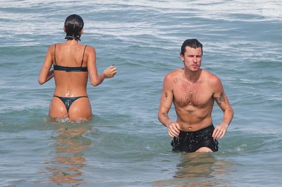 Bruna Marquezine, de biquíni, e Shawn Mendes tomaram banho de mar em praia do Rio