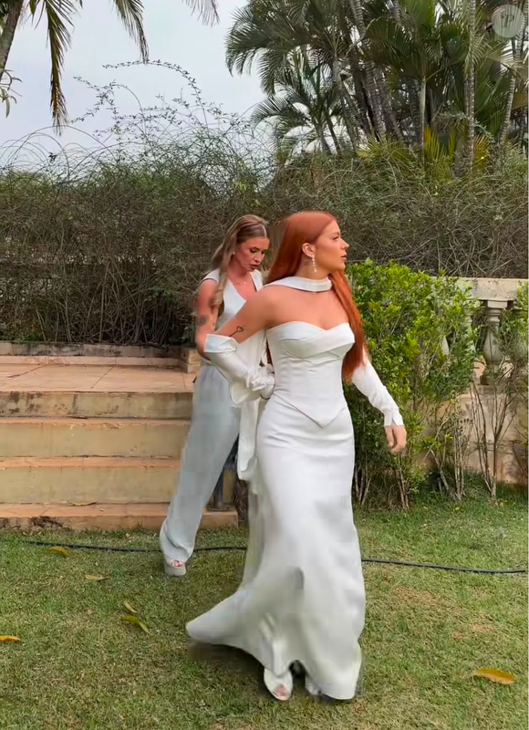 Viih Tube apostou em um vestido de noiva minimalista e moderno para o casamento civil com Eliezer. A produção teve cetim, decote tomara que caia e luvas