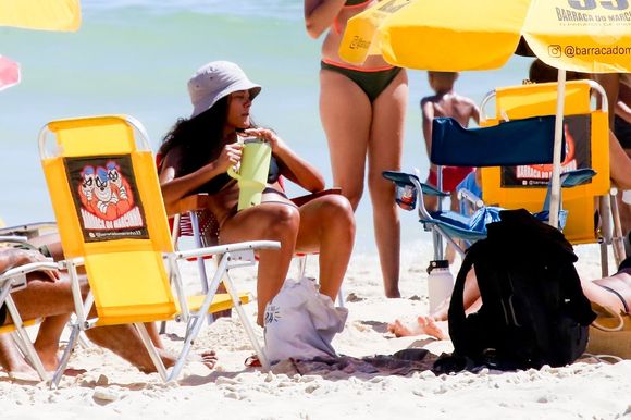 Intérprete de Maria de Fátima em ‘Vale Tudo’, Bella Campos curte dia de praia e exibe corpo definido