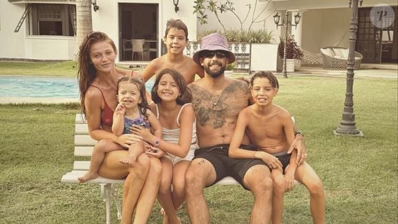 Pedro Scooby continua morando em mansão após fim do casamento com Cintia Dicker