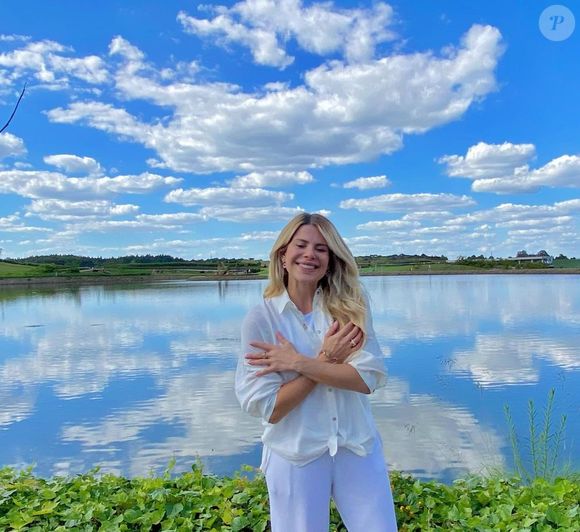 Karina Bacchi revelou ter retirado a prótese de silicone nos seios quase 3 anos antes da mesma cirurgia de Suzana Alves, que ocorreu em 2025