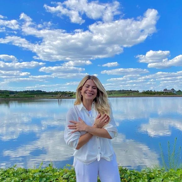 Karina Bacchi revelou ter retirado a prótese de silicone nos seios quase 3 anos antes da mesma cirurgia de Suzana Alves, que ocorreu em 2025