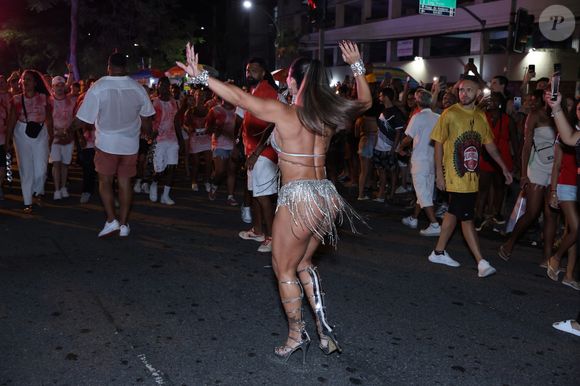 Viviane Araújo é rainha de bateria do Salgueiro no carnaval 2025