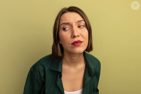 A psicologia da personalidade ajuda a compreender comportamentos que prejudicam os relacionamentos. Entre os sinais discutidos estão reações emocionais intensas, manipulação, abuso de autoridade e desconfiança constante em relação aos outros
