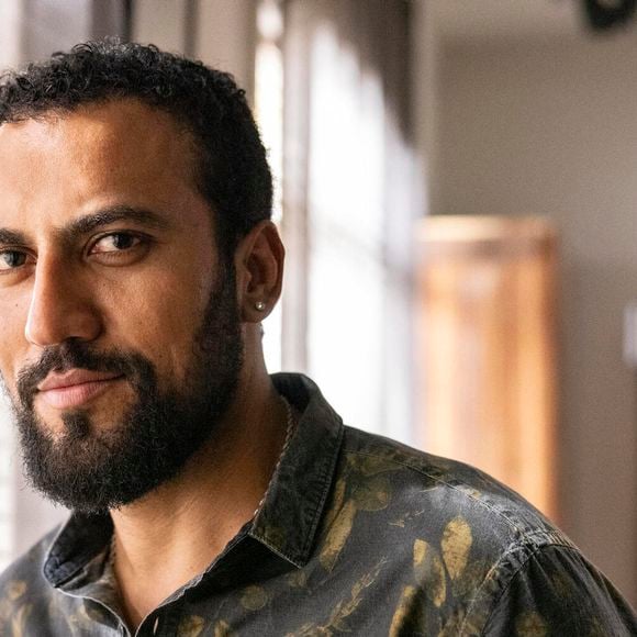 ‘Vale Tudo’: Olavo (Ricardo Teodoro) ganhou a missão de atirar na vilã pela janela do prédio ao lado