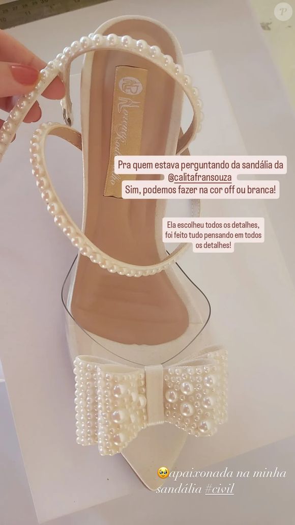 Casamento de Amado Batista e Calita Franciele: noiva mostrou detalhe de sandália usada na cerimônia no civil