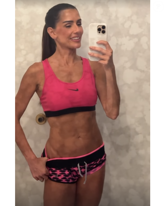 Desde então, há quase 2 anos, Deborah Secco tem se dedicado a treinos com halteres, faixas e caneleiras em casa