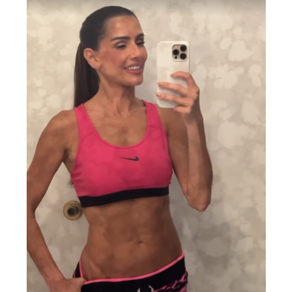 Desde então, há quase 2 anos, Deborah Secco tem se dedicado a treinos com halteres, faixas e caneleiras em casa