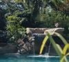 Uma 'praia' inspirada nas piscinas naturais é maior detalhe da mansão do cantor de forró Tato, do Falamansa