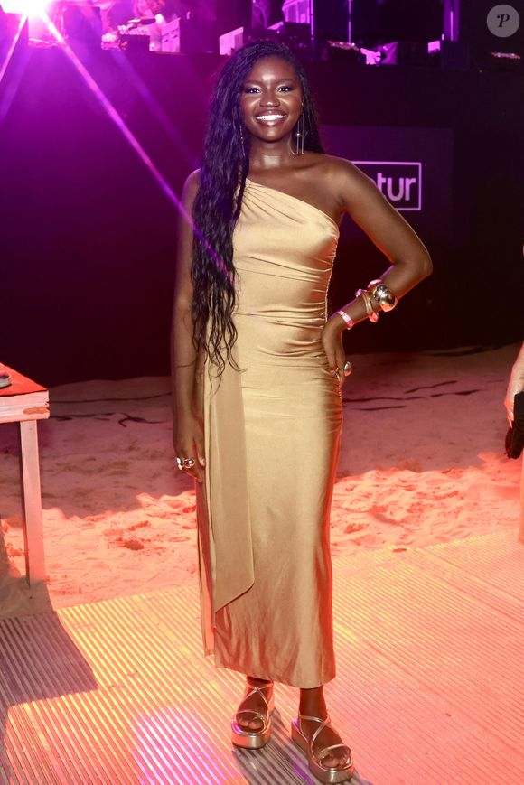 Kenya Sade, apresentadora do 'Show da Virada', investiu em look metalizado para o Réveillon