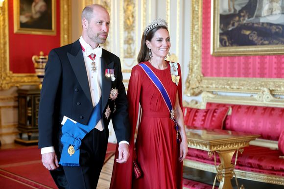 Recebidos pelo Príncipe William e por Kate, o presidente cumprimentou a princesa com um beijo na mão — uma cortesia que, apesar de incomum, está longe de violar o protocolo real.