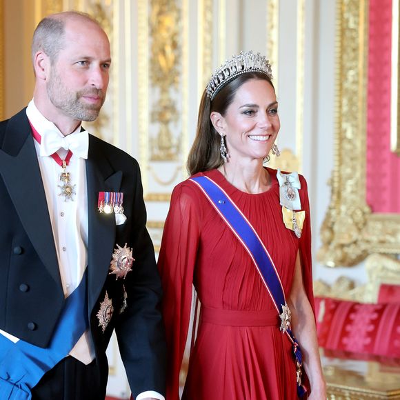 Recebidos pelo Príncipe William e por Kate, o presidente cumprimentou a princesa com um beijo na mão — uma cortesia que, apesar de incomum, está longe de violar o protocolo real.
