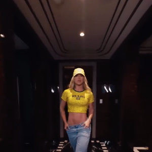 Virgínia completou o look com um boné do Brasil e um salto branco de bico fino, que deu um ar de elegância ao look