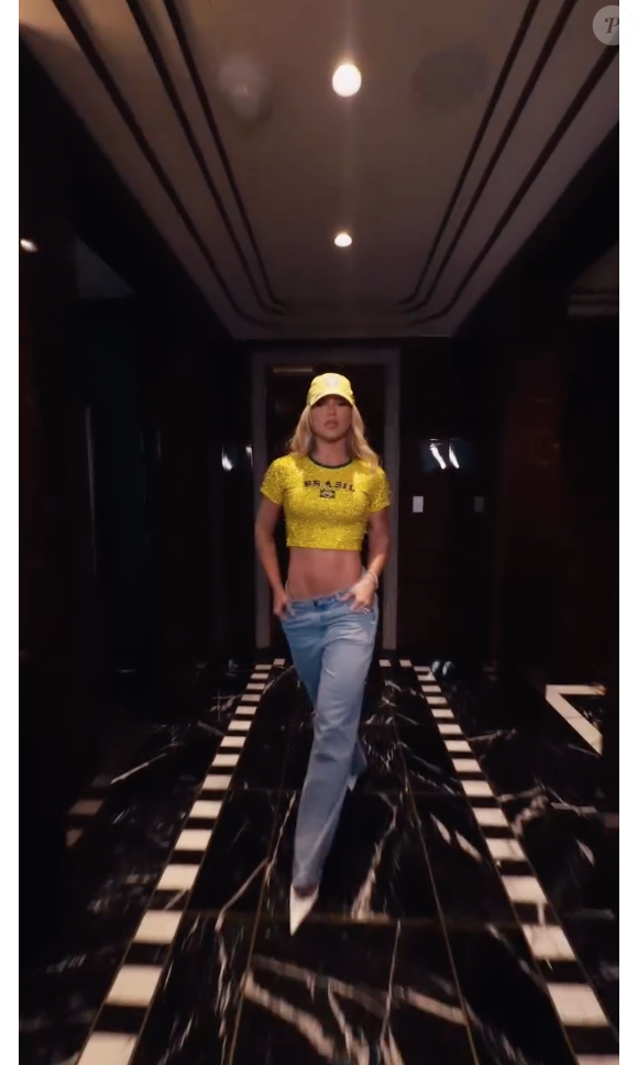 Virgínia completou o look com um boné do Brasil e um salto branco de bico fino, que deu um ar de elegância ao look
