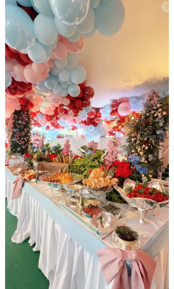 Na área interna, convidados desfrutaram de um buffet luxuoso