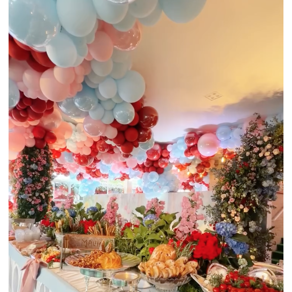 Na área interna, convidados desfrutaram de um buffet luxuoso