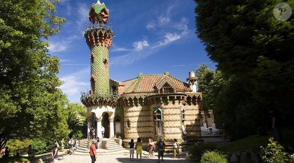 Outra construção muito famosa de Comilla é o El Capricho, edifício projetado pelo arquiteto catalão Atoni Gaudí em 1883