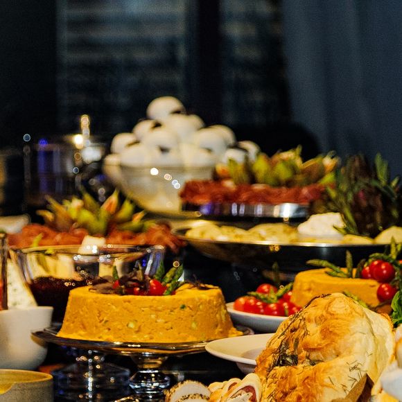 Entre os destaques do menu da festa de Ticiane Pinheiro estavam camarão em crosta panko e mini nhoque trufado