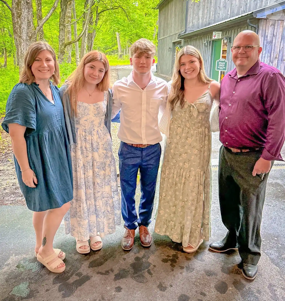 Entre tratamentos, exames e a incerteza constante, ela tenta construir memórias com a família e manter viva a presença de uma mãe amorosa e lutadora para os filhos.